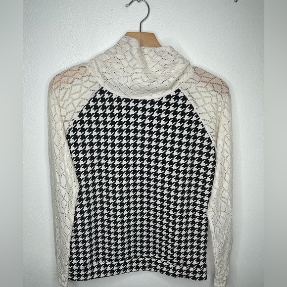 Women’s Laced Turtleneck Long Sleeves W/Retro Pattern Design - Picture 2 of 5